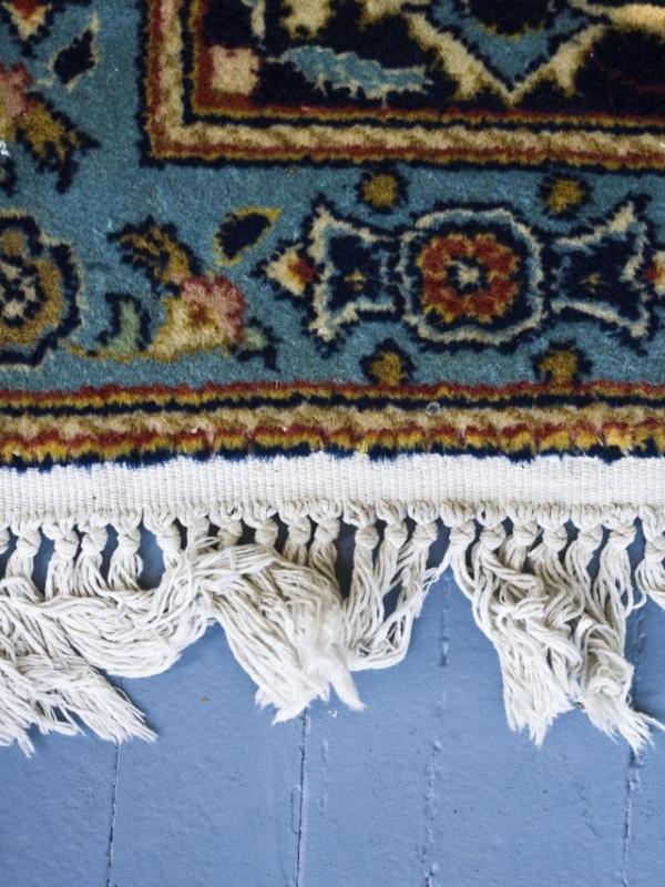 Karpet bisa mencegah udara hangat dari rumah menghilang. Sumber: Pinterest