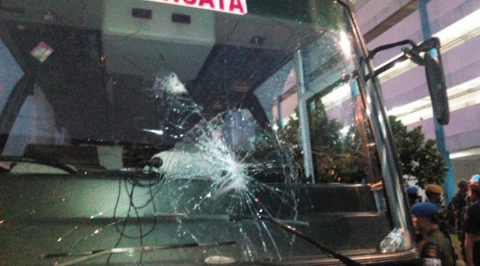 Bus yang membawa pemain Surabaya United dilempari batu oleh oknum Aremania saat menuju Stadion Maguwoharjo, Sleman, Sabtu (19/12/2015). (Bola.com/Zaidan Nazarul)