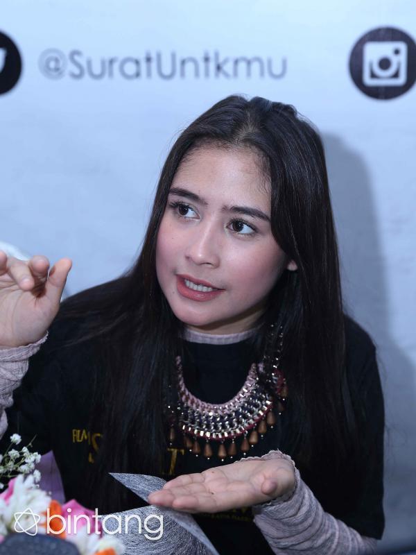 Prilly Latuconsina menghadiri preskon film Surat Untukmu. (Nurwahyunan/Bintang.com)