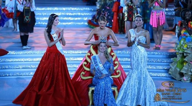 Mireia Lalaguna Royo, saat disematkan mahkota Miss World 2015 [foto: twitter/MissWorldTime]