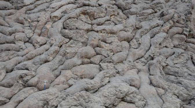 Tekstur lava bantal yang mneyerupai odol. (foto: Amusing Planet)