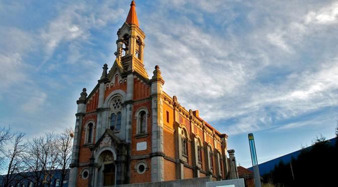 Rupa bekas bangunan gereja yang jadi area bermain 'skateboard' di Spanyol. | via: La Iglesia Skate