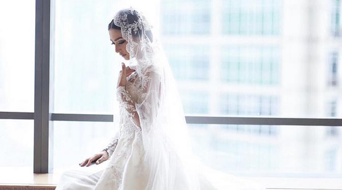Nabila Syakieb tampil cantik mengenakan kebaya putih panjang hasil rancangan Ferry Sunarto. (foto: instagram.com/ferrysunarto)