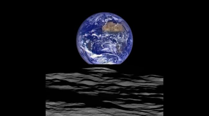 Bumi terlihat seolah 'terbit' di permukaan bulan. (foto: NASA)