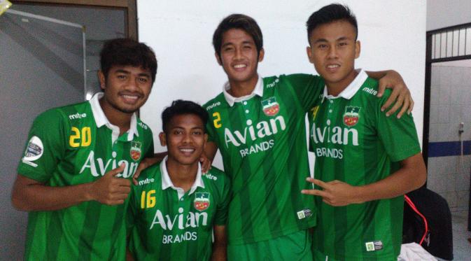 Pemain alumnus Timnas Indonesia U-19 yang ada di Surabaya United disebut Indra Sjafri aset buat sepak bola Indonesia. (Bola.com/Zaidan Nazarul) 