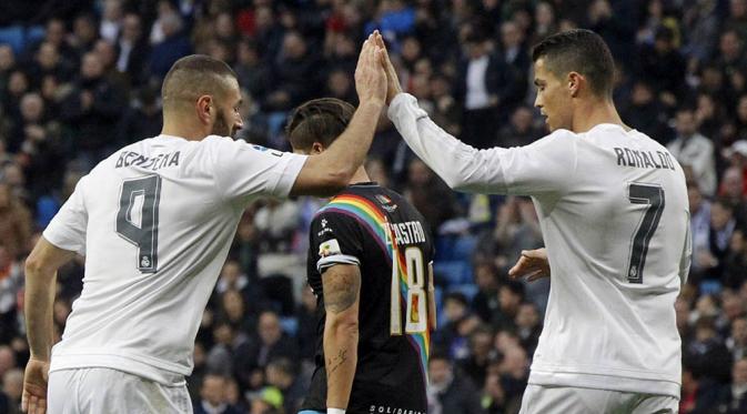 Cristiano Ronaldo dan Karim Benzema merayakan gol ke gawang Rayo Vallecano pada laga La Liga Spanyol. (EPA/Fernando Alvarado)