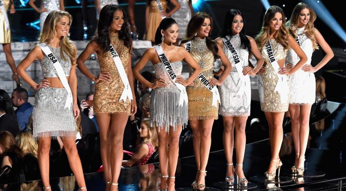 Puteri Indonesia 2015 Anindya Kusuma Putri bersama kontestan lainnya dalam ajang Miss Universe 2015 di The AXIS Las Vegas, AS, Minggu (20/12). Kontestan asal Indonesia itu berhasil masuk ke-15 besar. (Ethan Miller/Getty Images/AFP)