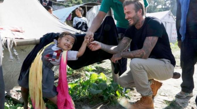 David Beckham menyapa gadis kecil di pengungsian di Nepal [foto: Mirror]