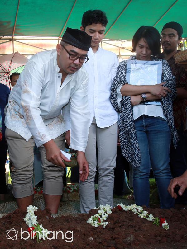 Farhan dan keluarga pun menebar bunga di atas makam Muhammad Ridzky Khalid.  Kiki positif mengidap leukimia stadium 4 dan mengalami koma selama delapan hari saat pembuluh darah di paru-parunya pecah. (Deki Prayoga/Bintang.com)
