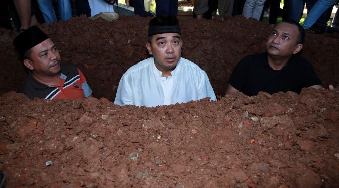 Suasana pemakaman anak Muhammad Farhan (Deki Prayoga/Bintang.com)