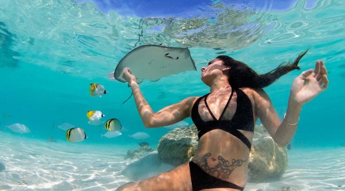 Cuma Berbikini, Para Perempuan Ini Berenang dengan Pari Beracun | via: dailymail.co.uk