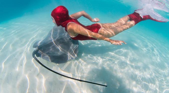 Cuma Berbikini, Para Perempuan Ini Berenang dengan Pari Beracun | via: dailymail.co.uk