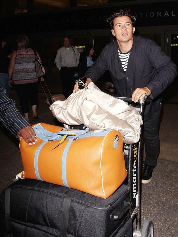 Orlando Bloom saat dideportasi dari India lantaran visanya ditolak pihak imigrasi. (foto: mirror.co.uk)