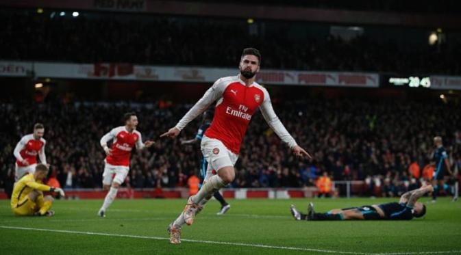 Striker Arsenal, Olivier Giroud, merayakan gol ke gawang Manchester City pada laga Premier League, di Emirates, London, Selasa (22/12/2015) dini hari WIB. (AFP/Adrian Dennis)
