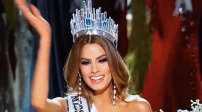 Miss Columbia Ariadna Gutierrez masih memasang mahkotanya di foto yang ia unggah di Instagram. Sumber: Instagram/gutierrezary
