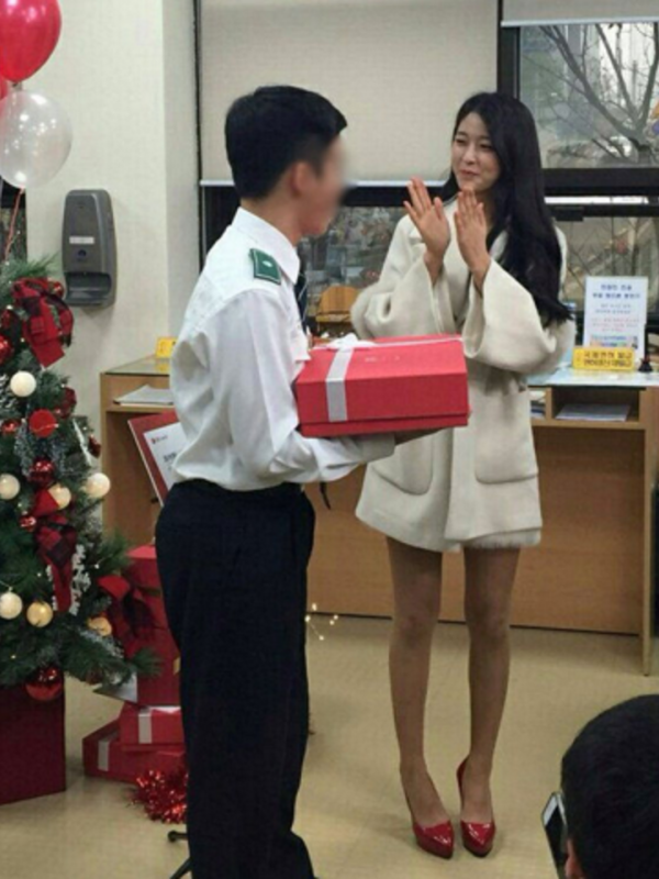 Seolhyun `AOA` saat memberikan hadiah Natal untuk polisi yang menjadi penggemar setianya (Soompi)