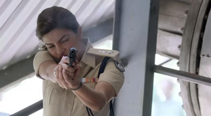 Priyanka Chopra tampil sebagai sosok polwan perkasa dalam film Jai Gangaajal yang rilis 4 Maret 2016.
