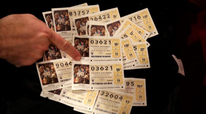 Sejumlah lembaran kertas lotre para peserta El Gordo  di Spanyol, Selasa (22/12). Panitia menyediakan sekitar Ratusan Miliar rupiah untuk bursa lotre terbesar di Spanyol ini.(REUTERS/Andrea Comas)