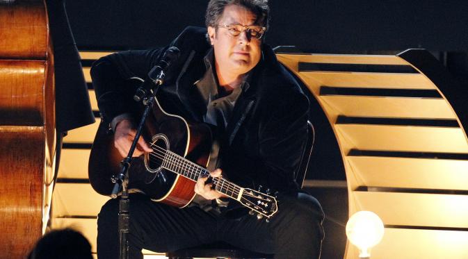 Vince Gill, penyanyi yang hiasi album 'tis the season!. | via: vincegrill.com