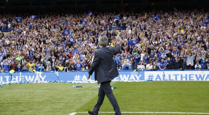 Jose Mourinho memberikan salam kepada suporter, Mourinho dipecat Chelsea setelah kalah dari Leicester City. (AFP Photo/Adria Dennis).