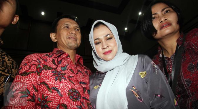 Gatot Pujo Nugroho dan istrinya Evy Susanti usai jalani sidang perdana di Pengadilan Tipikor Jakarta, (23/12). Sidang beragendakan pembacaaan surat dakwaan oleh Jaksa Penuntut Umum kepada KPK. (Liputan6.com/Helmi Afandi)