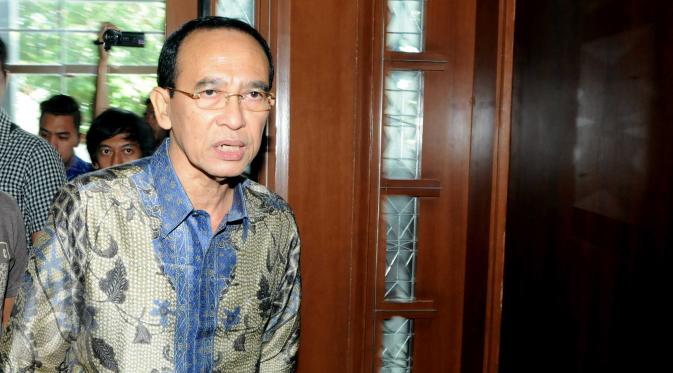 Suryadharma Ali usai menjalani sidang tuntutan terkait dugaan korupsi penyelenggaraan haji di Kemenag tahun 2011-2013, Jakarta, Rabu (23/12/2015). SDA dituntut 11 tahun denda 750 juta subsider 6 bulan. (Liputan6.com/Helmi Afandi)