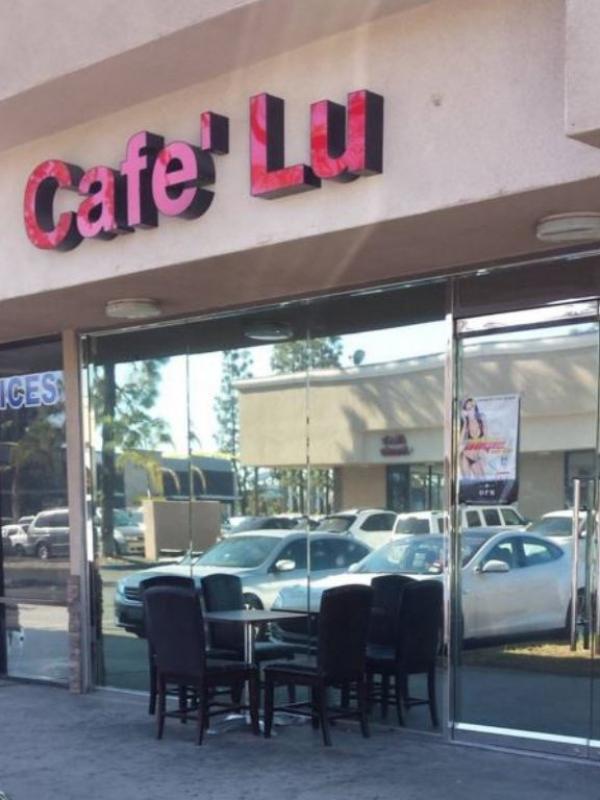Penampakan Café Lu dari luar. (Via: instagram.com)