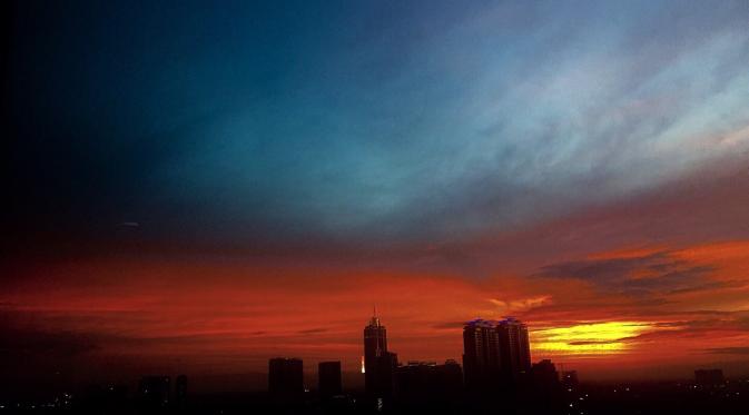 Potret indahnya langit Jakarta 22 Desember 2015 (Liputan6.com/Adanti Pradita).