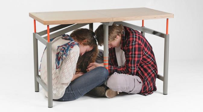 Selain Tempat Tidur, Meja Ini Juga Anti Gempa | via: thedailybeast.com