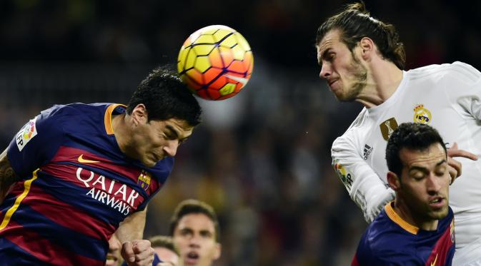 Luis Suarez dan Gareth Bale berduel di udara pada laga 