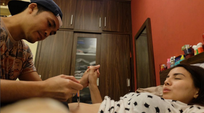 Tya Ariestya melakukan suntik pengencer darah sebagai salah satu proses dalam program IVF-nya [foto: instagram/tya_ariestya]