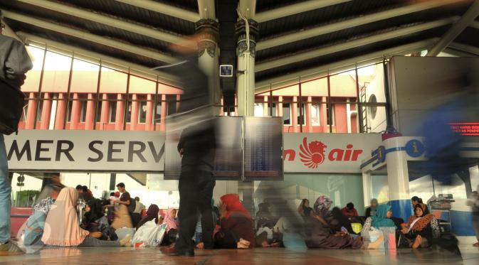 Suasana keramaian bandara Soekarno Hatta, Cengkareng, Rabu (24/12). Akibat libur Natal dan Tahun Baru aktivitas beberapa penerbangan di bandara Soetta mengalami penundaan jadwal keberangkatan. (Liputan6.com/Faisal R Syam)