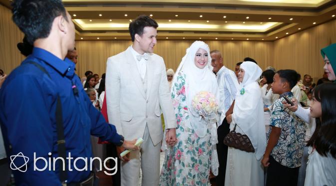 Risty Tagor dan Stuart Collin. Menikah pada Minggu, 19 April 2015 di Hotel Novotel, Bogor. (M. Akrom Sukarya/Bintang.com)