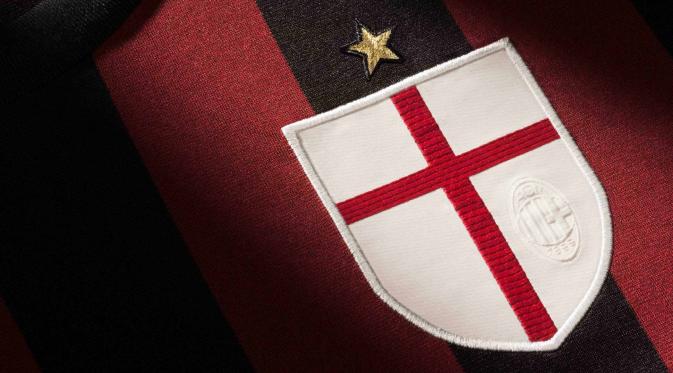 AC MIlan melakukan perubahan mengejutkan pada jersey mereka pada musim 2014 - 2015. Rossoneri memilih memasang logo yang biasa dipakai timnas Inggris St George's Cross. (AC Milan)