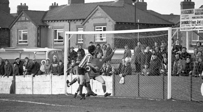 Pertandingan Boxing Day Northern Premier League 1978 antara Altrincham melawan Macclesfield. Altrincham menang 5-1 pada laga tersebut. (Daily Mail)