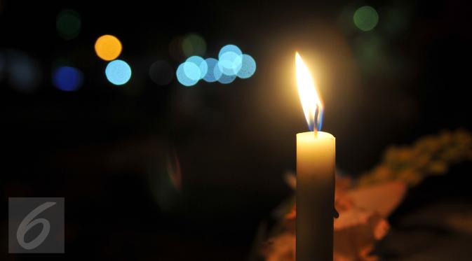 Sebuah lilin tampak dinyalakan saat malam perayaan Natal (Liputan6.com/Gempur M Surya)