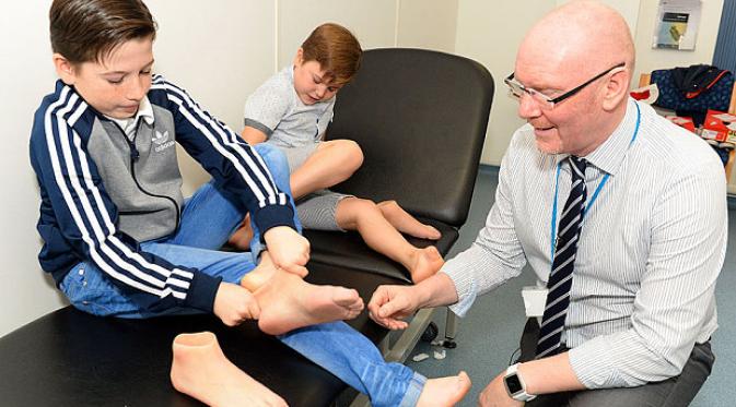 Kian dan Callum mencoba "kaki" baru bersama Mark Ledger, pimpinan Prosthetist di klinik Blatchford. | via: Caters