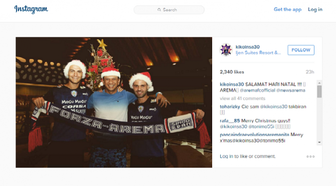 Bek tengah Arema Cronus, Kiko Insa, manajer Arema, Iwan Budianto, dan gelandang bertahan Arema, Toni Mossi mengucapkan selamat Natal kepada Aremania bersama keluarganya di Bali, Jumat (25/12/2015). (Instagram)