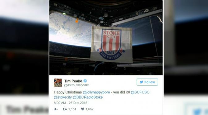 Pada hari Natal, Peake memenuhi janji seorang penggemar sepakbola untuk mengibarkan bendera Stoke City di atas ISS. (Buzz Feed)