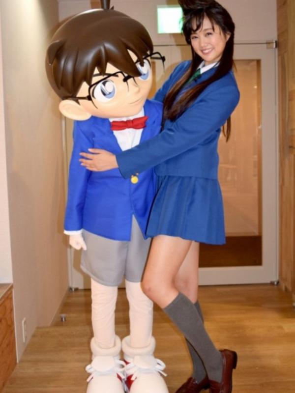 Model asal Jepang, Rui Kumae meniru gaya rambut aneh Ran dari manga Detective Conan. (Anime News Network)