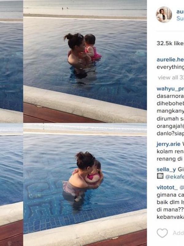 Aurel Hermansyah dan Arsy saay berenang di sebuah kolam tepi pantai di Bali. (Instagram @aurelie.hermansyah)