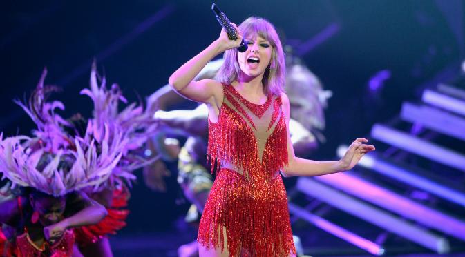 Aksi Penyanyi Taylor Swift di atas panggung saat membawakan lagu di MTV Video Music Awards 2015 di Microsoft Theater, Los Angeles, California, USA (30/8/2015). (AFP/Kevork Djansezian)