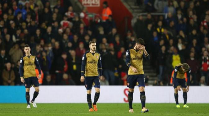 Reaksi para pemain Arsenal saat kebobolan dari Southampton pada laga Premier League di St Mary's, Southampton, Minggu (27/12/2015) dini hari WIB. (AFP/Justin Tallis)