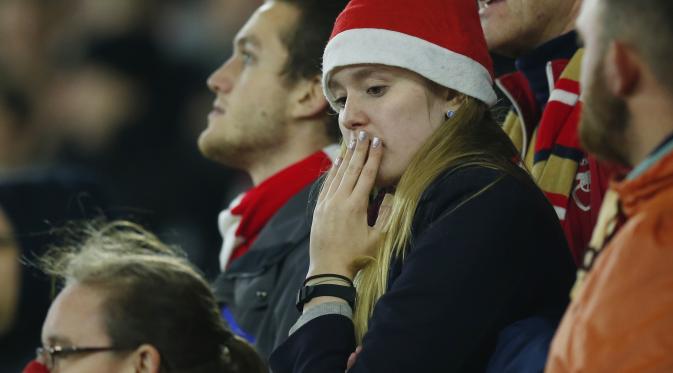 Salah satu fans Arsenal yang kecewa timnya kalah 0-4 dari Southampton