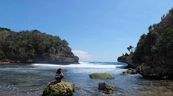 Malang, selain terkenal dengan apel dan baso Malangnya yang enak, alamnya pun tak kalau memukau.