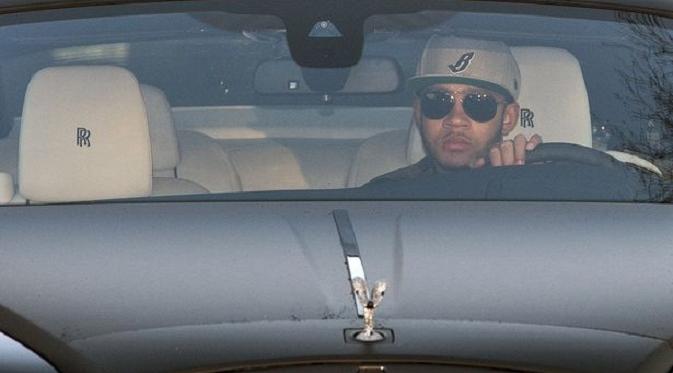 Memphis Depay kendarai mobil Rolls Royce convertible di markas latihan MU, Carrington (Mirror.co.uk)