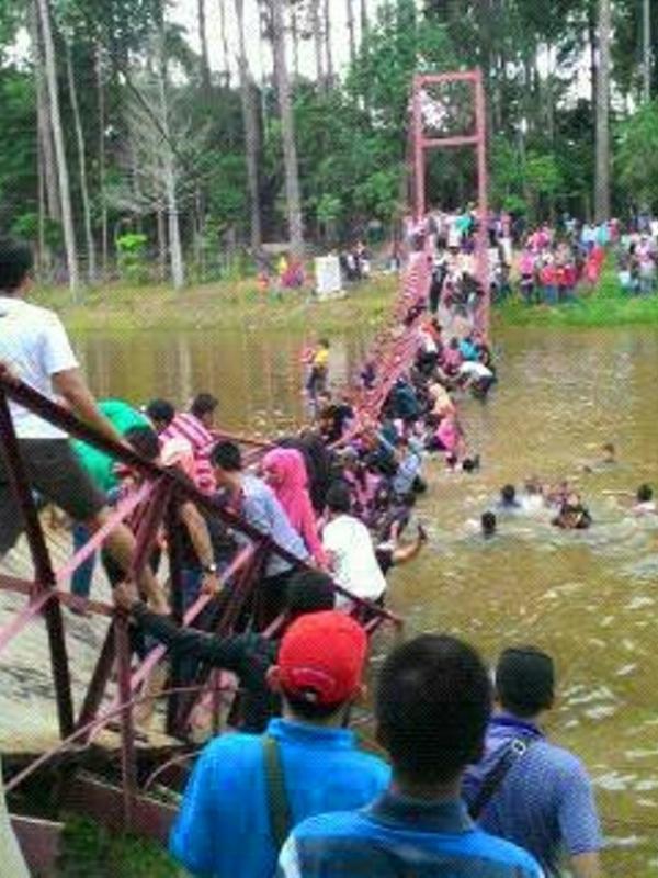 Ratusan alay di Aceh sibuk selfie di jembatan, tiba-tiba jembatannya ambruk | Via: serambinews.com