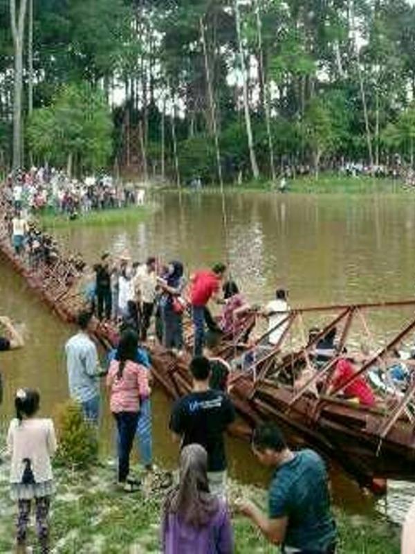 Ratusan alay di Aceh sibuk selfie di jembatan, tiba-tiba jembatannya ambruk | Via: serambinews.com