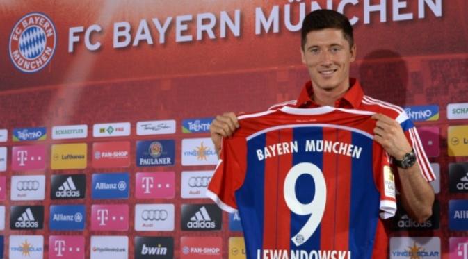 Robert Lewandowski saat perkenalan sebagai pemain Bayern Munchen pada awal musim 2014-2015. (AFP/Christof Stache)