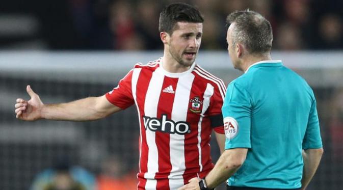 Wasit Jonathan Moss (kanan) saat memimpin pertandingan Southampton melawan Arsenal di St Mary's, Minggu (27/12/2015) dini hari WIB. (AFP/Justin Tallis)